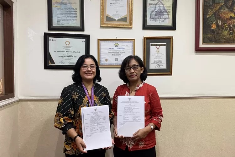 Prof. Dr. Berta Bekti Retnawati, S.E., M.Si (kiri) dan Prof. Dra. MY. Dwi Hayu Agustini, MBA., Ph.D, meraih gelar sebagai Guru Besar. (dok SCU Semarang.)