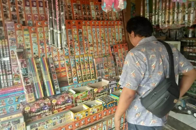 Petugas Polsek Weleri memberikan imbauan dan pemantauan kepada pedagang kembang api adar tidak menjual petasan selama Ramadhan 2024. Jumat 15 Maret 2024. (Edi Prayitno/kontributor Kendal)