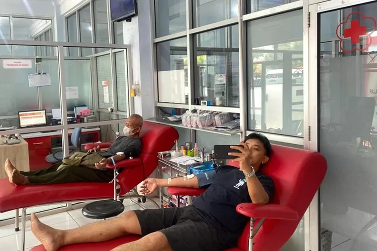 warga sedang darah di UDD PMI Batang.  (Muslihun kontributor Batang)