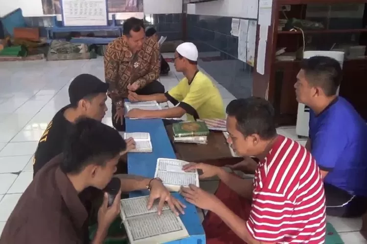 Warga Binaan Lapas kelas II A Kendal khatam Al Quran di Masjid Al Huda.  (edi prayitno/kontributor Kendal)