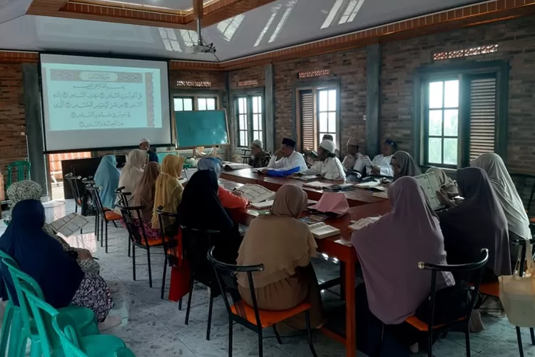 Ponpes Kasepuhan Raden Rahmat Bikin Paket Ramadhan untuk Lansia&nbsp;