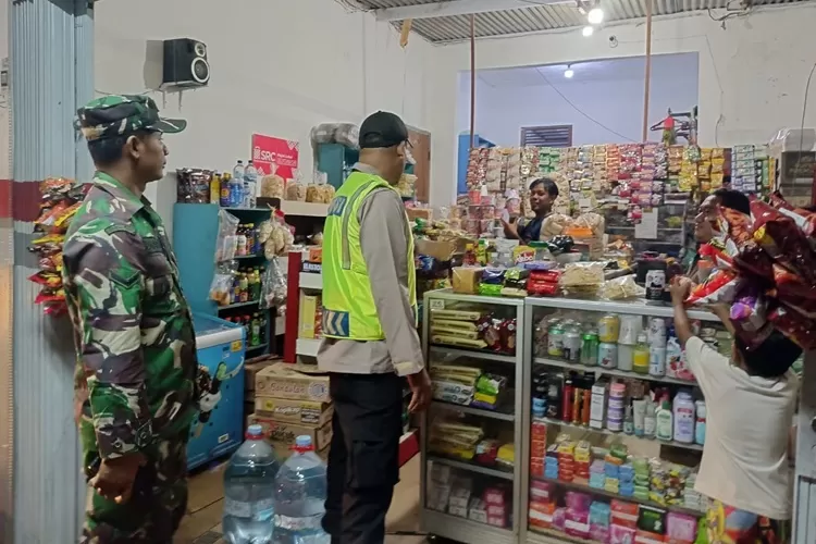 Petugas gabungan TNI dan Polsek Pageruyung melaksanakan operasi pekat dengan sasaran miras.  (edi prayitno/kontributor Kendal)