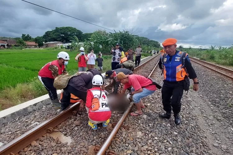Petugas mengevakuasi jasad nenek 60 tahun yang tewas tertabrak KA Joglosemarkerto di km 14+6/7 petak jalan jalur hulu kaliwunggu &ndash; mangkang, Sabtu 16 maret 2024. (edi prayitno/kontributor Kendal)