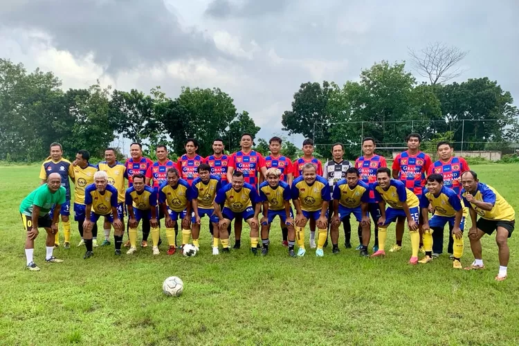 Tim sepak bola PWI Jateng berlaga melawan SAS dalam laga Aniversary Ke-5 SAS, skor 3-4 untuk SAS. (dok PWI Jateng.)