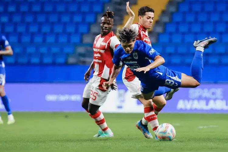 Alfreanda Dewangga saat berjibaku melawan pemain Persis Messidoro. Dewangga tak mampu menolong PSIS Semarang dari kekalahan 0-2 atas Persis Solo.  (PSIS)