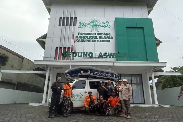 Relawan PCNU Kendal diberangkatkan membantu penanganan banjir Demak.  (edi prayitno/kotributor Kendal)