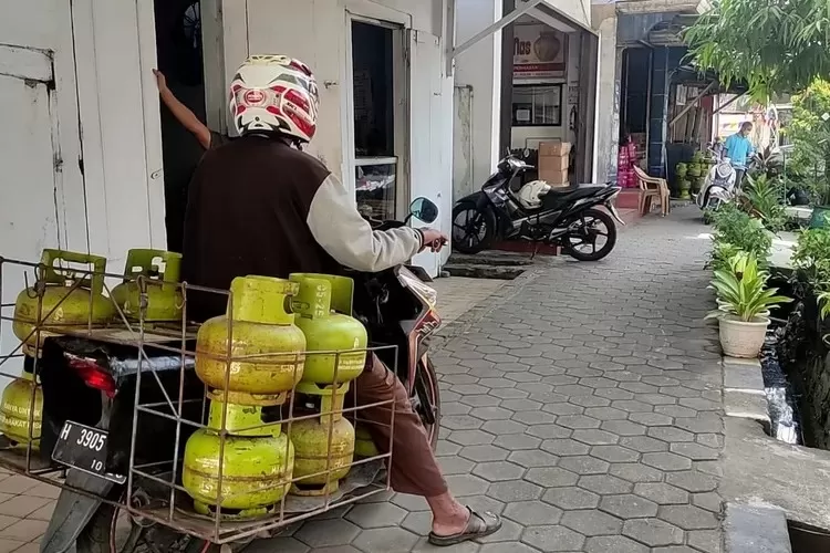 Pengecer gas elpiji menunggu pasokan datang di agen di Kota Kendal.  (edi prayitno/kontributor Kendal)