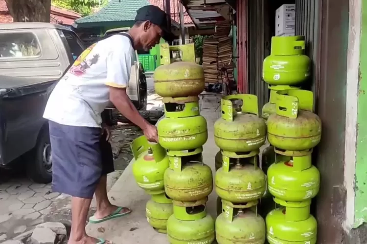 Warga mendatangi pengecer gas elpiji 3 kilogram namun pasokan kosong.  (Edi Prayitno / kontributor Kendal)