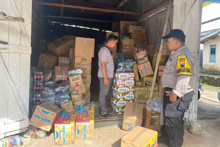 Polisi memeriksa gudang sebuah toko kelontong di Pageruyung mencegah penjualan minuman keras.  (edi prayitno/kontributor Kendal)