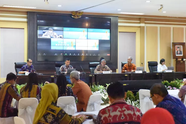 Pemprov Jateng saat rapat program Tuku Lemah Entuk Omah di Kantor Bappeda. Pemprov akan andalkan program ini untuk ajang PPD 2024.  (Humas Jateng)