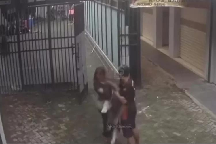 Rekaman CCTV seorang pria yang melakukan kekerasan terhadap perempuan di Semarang.  (KejadianSemarang)