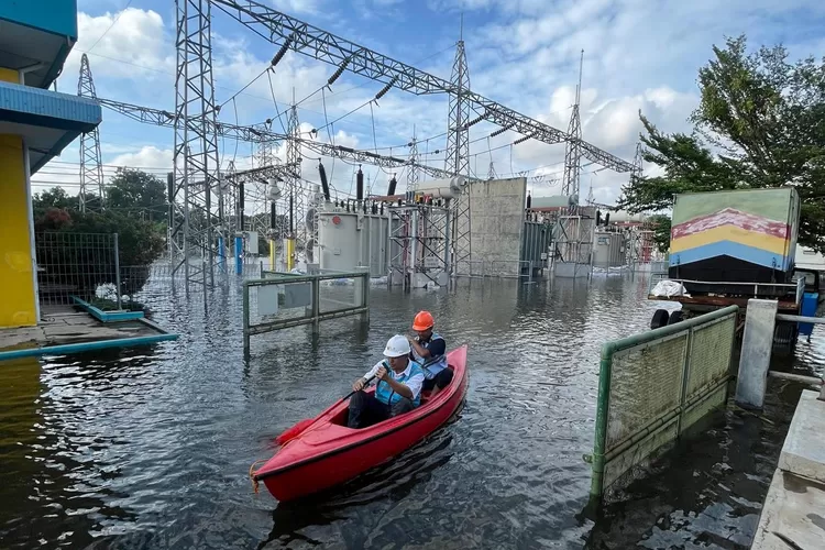 Tim Pemeliharaan PLN Icon Plus Regional Jawa Bagian Tengah terus melakukan peninjauan langsung ke GI Kudus  saat banjir. (dok PLN Icon Plus.)