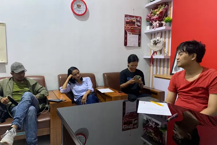 Komika Semarang Singgih Shahara saat bertemu dengan perwakilan korban di Kantor Kelurahan Karanganyar Gunung Semarang. Singgih sanggupi mau ganti uang. (istimewa)