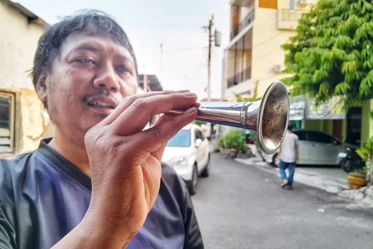 slompret kematian yang dipegang oleh salah seorang warga Kampung Kentangan Semarang. Slompret ini untuk mengabarkan jika ada orang yang meninggal. (Ayosemarang.com/ Audrian Firhannusa)