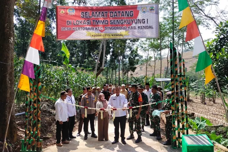 Staf ahli bupati kendal meremsikan jalan hasil pembangunan hasil TMMD Sengkuyung di Desa Kertosari Singorojo Rabu 20 maret 2024.  (edi prayitno/kontributor Kendal)