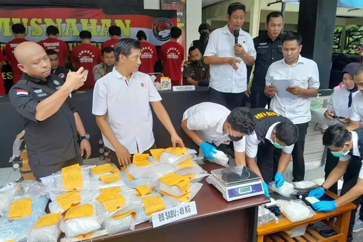 Polda Jateng memusnahkan 49 Kg sabu sabu dan 34.800 ekstasi dari hasil ungkap kasus narkoba dari bulan Januari.  (Ayosemarang.com/ Audrian Firhannusa)