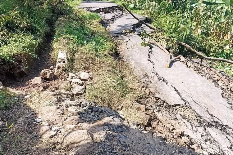 tanah longsor yang terjadi di jalan desa Penundan-Ketanggan, Kecamatan Banyuputih, Batang.  (dok)