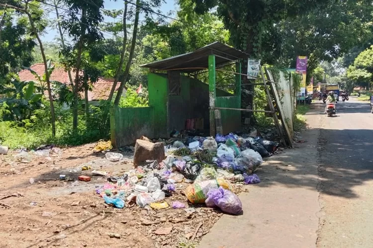  DLH fokus di tiga titik TPS sampah di Jalan Pemuda Batang.  (Muslihun kontributor Batang)