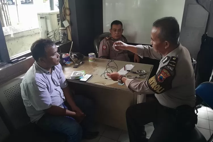 Debt Collector di Semarang diamankan polisi setelah ngecek mobil buruan dengan mencurigakan.  (Ayosemarang.com/ Audrian Firhannusa)