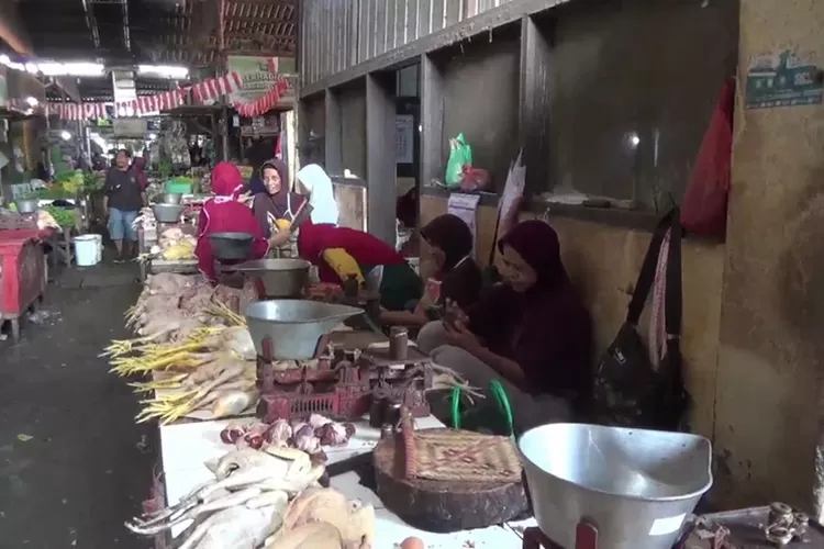 Pedagang di Pasar Kendal mengeluh permintaan sepi karena harga daging ayam naik tinggi.  (edi prayitno/kontributor Kendal)