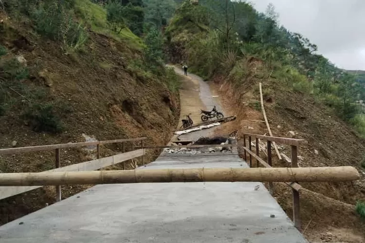 Jembatan penghubung antarpedukuhan di Desa Pranten, Kecamatan Bawang. (Istimewa )