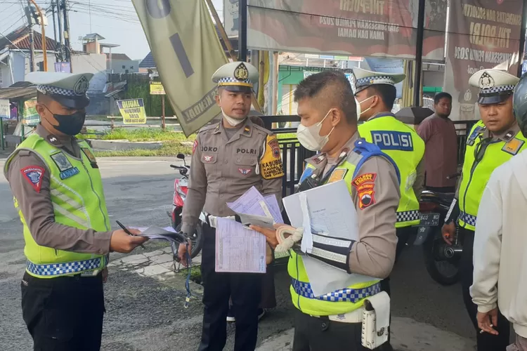 Petugas saat melakukan operasi keselamatan 2024.  (Dokumen Satlantas Polres Kendal)