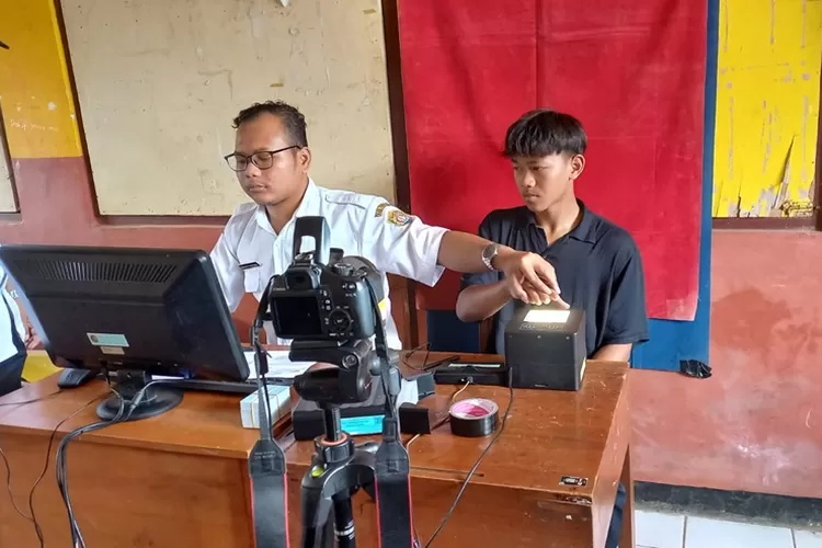 Dispendukcapil menyasar kepada pemilih pemula yang belum melakukan perekaman data E-KTP untuk berpartispasi dalam Pilkada bulan November mendatang. (edi prayitno/kontributor Kendal)