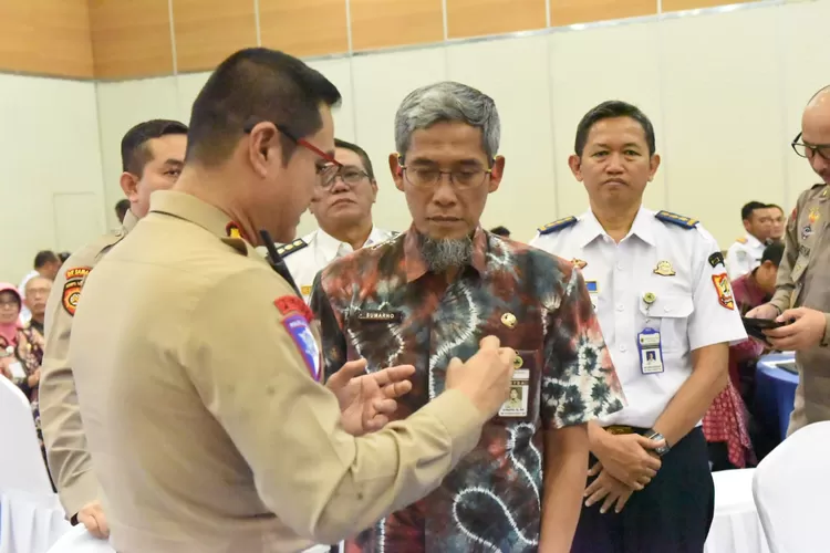 Sekda Jateng Sumarno saat menghadiri Lintas Sektoral Persiapan Posko Terpadu di Magelang. Lebaran 2024, diperkirakan ada 18,23 juta orang yang masuk ke Jateng.  (Humas Jateng)