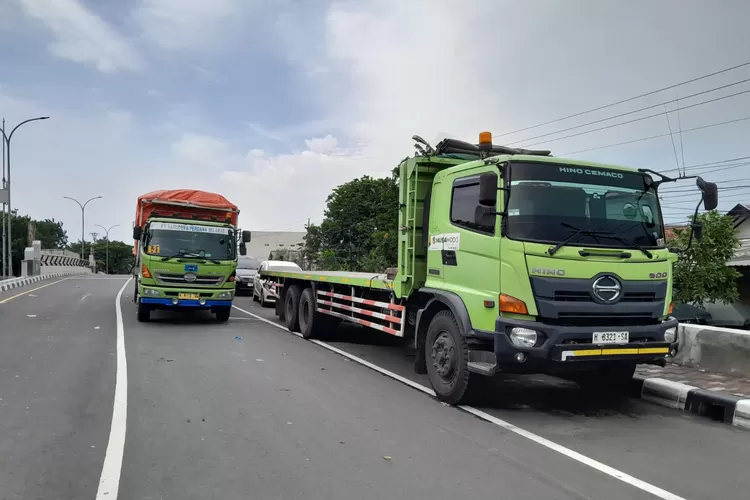 Truk sumbu tiga dilarang melewati tol dan arteri tertentu demi kelancaran arus mudik.  (Ayosemarang.com/ Audrian Firhannusa)