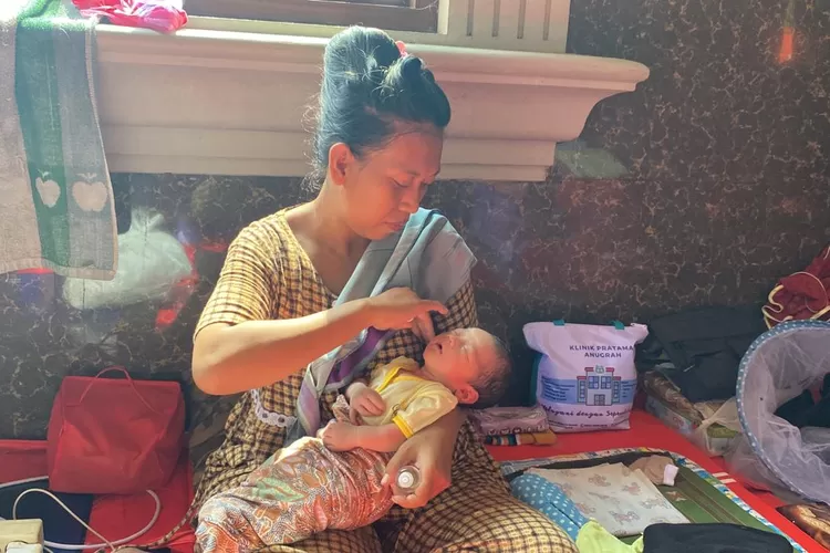 Oktaviyaningrum dan anaknya yang habis dilahirkan setelah penuh perjuangan di tengah banjir Demak.  (Humas Jateng)