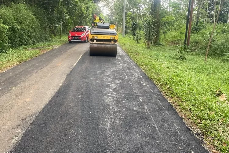 Sejumlah pekerja proyek melakukan perbaikan jalan rusak menuju tempat wisata di Kabupaten Batang. (dok)