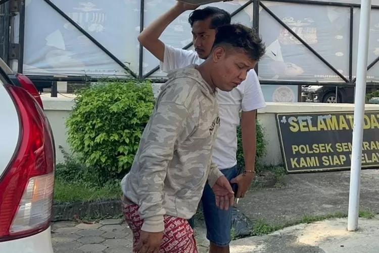 Ahmad Ridwan, pelaku yang mengayun-ayunkan celurit di Jatingaleh Semarang saat diringkus polisi. Ternyata juga sudah melakukan penganiayaan.  (Ayosemarang.com/ Audrian Firhannusa)