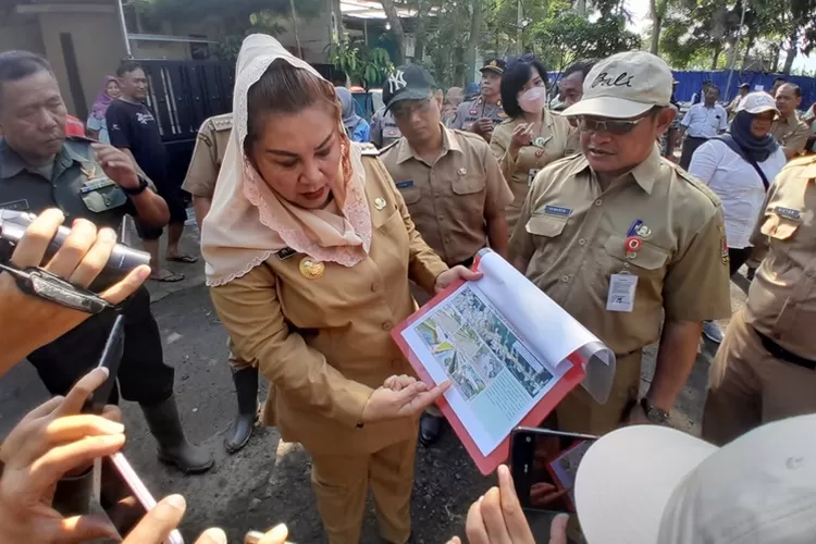 Wali Kota Semarang Hevearita Gunaryanti Rahayu saat di Perumahan Dinar Indah. Pemkot akan segera melakukan relokasi.  (Ayosemarang.com/ Audrian Firhannusa)