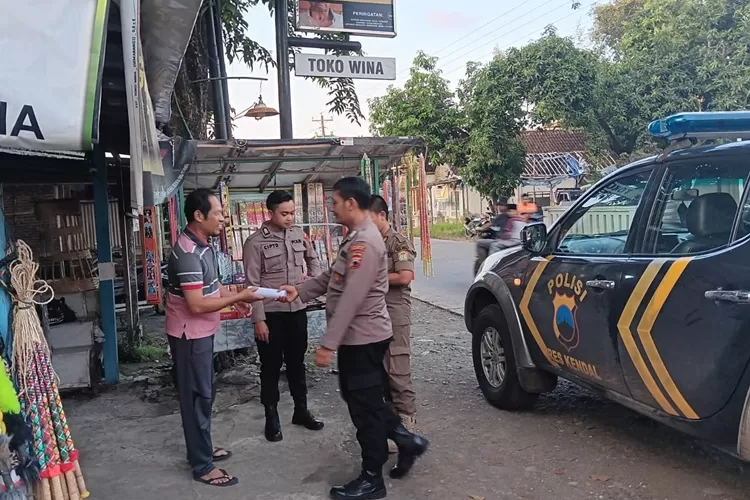 Anggota Polsek Pegandon menggelar razia petasan kepada pedagang kembang api di Desa Tegorejo Kendal, Sabtu 23 maret 2024.  (edi prayitno/kontributor Kendal)