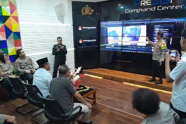 Polrestabes Semarang saat di ruang Command Center dalam memantau CCTV. Polisi minta warga siaga Aplikasi Libas saat mudik.  (Ayosemarang.com/ Audrian Firhannusa)