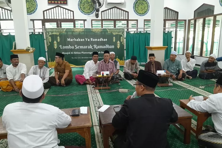 Lomba Cerdas Cermat bapak-bapak di Masjid Al Ikhlas Plamongan Indah Semarang dengan materi pelajaran SD. (Ayosemarang.com/ Audrian Firhannusa)