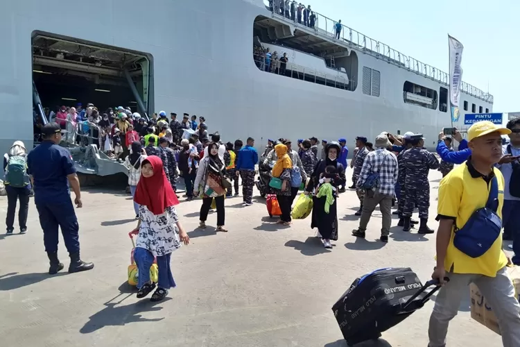 Mudik Kapal Perang TNI AL di Tanjung Emas Semarang pada tahun lalu. Tahun ini mudik pakai kapal perang kembali dibuka. (Ayosemarang.com/ Audrian Firhannusa)