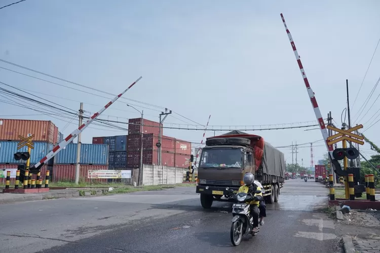 Sebuah truk saat melewati perlintasan kereta api. (dok PT KAI Daop IV Semarang.)