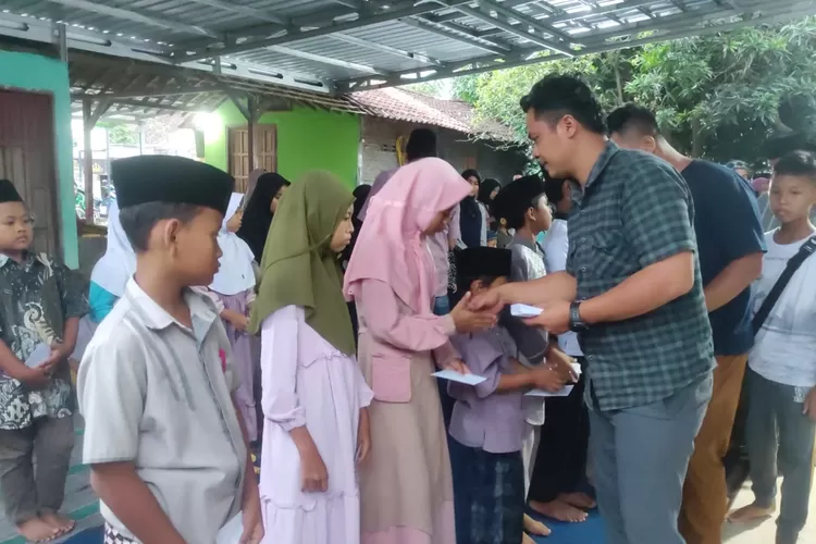 Santunan kepada anak yatim piatu di Sekretariat Yayasan Cinta Dhuafa Kendal.  (dokumen YCDK Kendal)