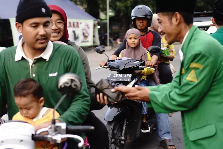 Ansor Kaliwungu bagi takjil di Perempatan Sekopek.  (Edi Prayitno/ kontributor Kendal)