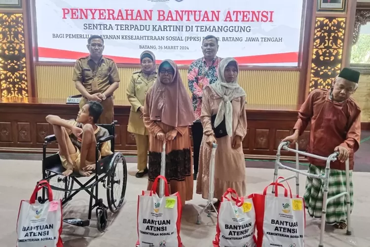 Pj  Bupati Batang Lani Dwi Rejeki saat menyerahkan bansos yang diberikan oleh unruk penyandang disabilitas.  (Muslihun/Kontributor Batang)