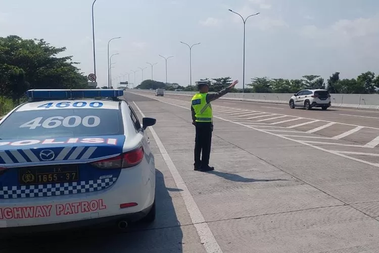 Anggoto Satlantas Polres Batang saat mengatur lalu lintas di Tol Batang-Semarang. Pada atus mudik Lebaran akan diberlakukan satu arah.  (Muslihun/Kontributor Batang)