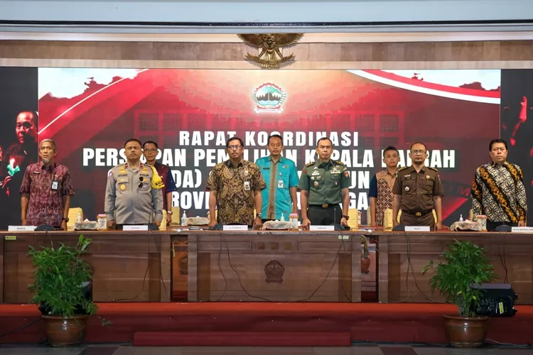 Pj Gubernur Jateng Nana Sudjana saat rapat koordinasi dukungan elemen satuan kerja Pilkada 2024 agar tak terulang petugas pemilu yang meninggal. (Humas Jateng)