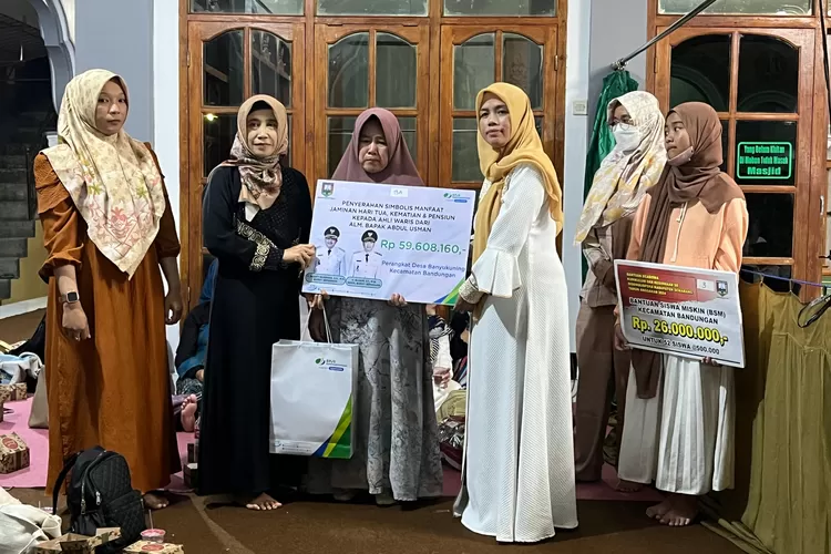 Penyerahan Manfaat Jaminan Hari Tua (JHT), Kematian dan Pensiun sebesar Rp 59.608.160 kepada ahli waris Abdul Usman, perangkat Desa /Kecamatan Bandungan, Kabupaten Semarang. (dok BPJS Ketenagakerjaan.)