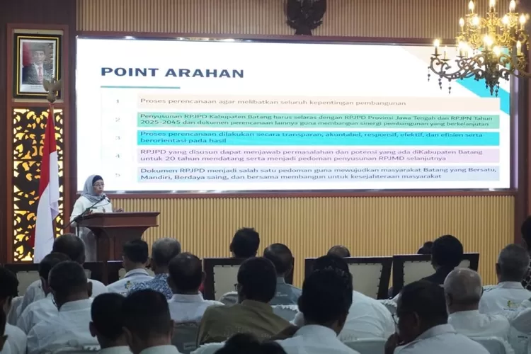 Pj Bupati Batang Lani Dwi Rejeki memberi arahan dalam Musrenbang (dok)