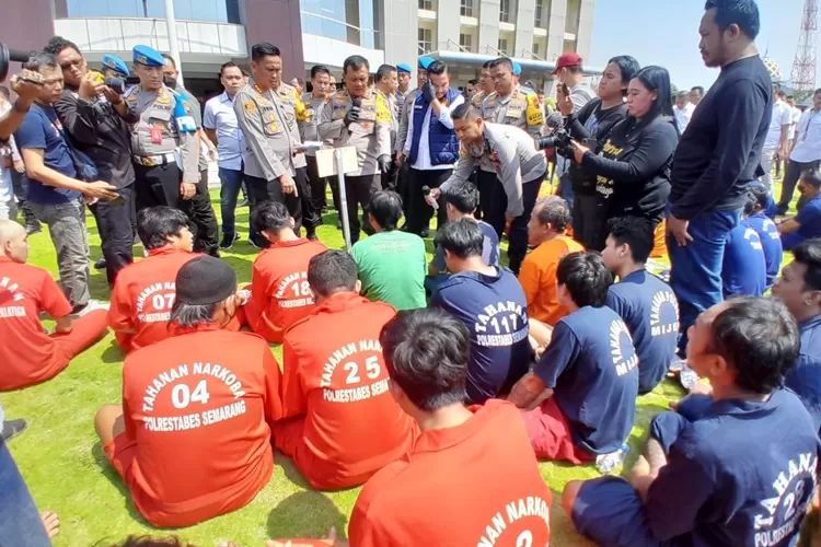 Kapolda Jateng Irjen Pol Ahmad Luthfi saat menemui para tersangka hasil Operasi Pekat Candi 2024.  (Ayosemarang.com/ Audrian Firhannusa)