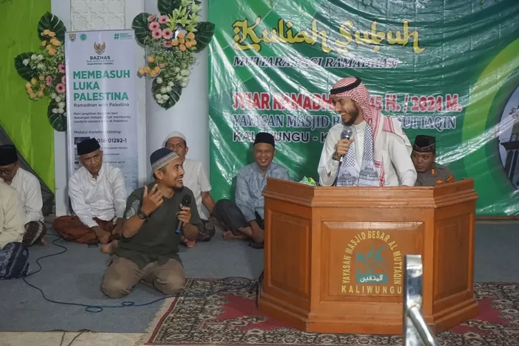 Syech Fayez SA Eslayeh asal Palestina saat mengisi kuliah subuh di Masjid Al Muttaqin Kaliwungu Kendal, Rabu 27 maret 2024.  (edi prayitno/kontributor kendal)