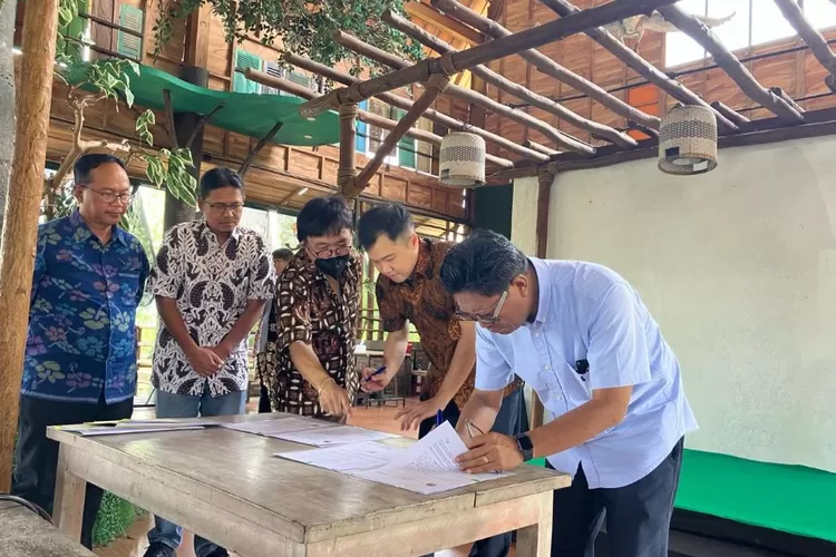 Penandatanganan kerja sama antara Saloka Theme Park dengan Universitas Kristen Satya Wacana (UKSW) dan Universitas Negeri Yogyakarta (UNY) di Saloka, Tuntang, Rabu 27 Maret 2024.  (arri widiarto)