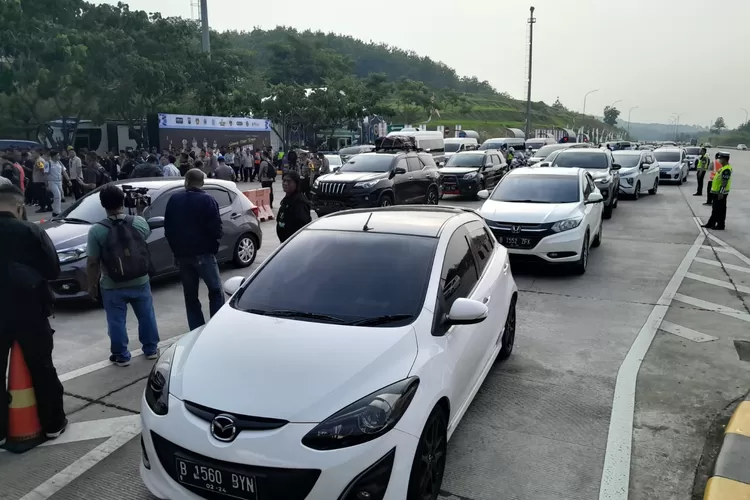 Penumpukan mobil saat mudik di Gerbang Tol Kalikangkung. Tol Kalikangkung jadi salah satu titik kemacetan di Jateng yang sudah diprediksi oleh polisi.  (Ayosemarang.com/ Audrian Firhannusa)