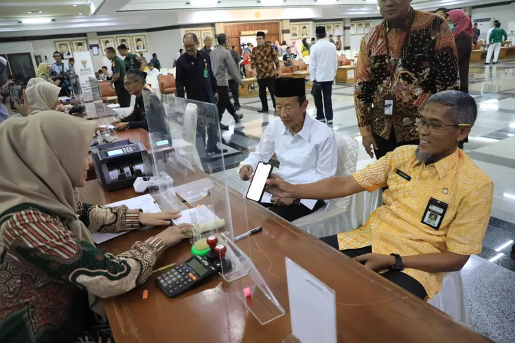 Sekda Jateng Sumarno bersama Ketua Baznas Jateng Ahmad Daroji dalam acara Gerakan Cinta Zakat 2024 di Gedung Gradhika Bhakti Praja Semarang.  (Humas Jateng)